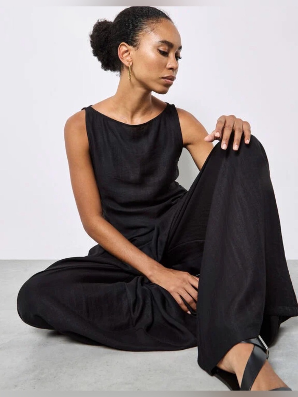 Apricot 🍑- Wide-Leg Black Pants - Sleek Sleeveless Design - Picture 5 of 7
